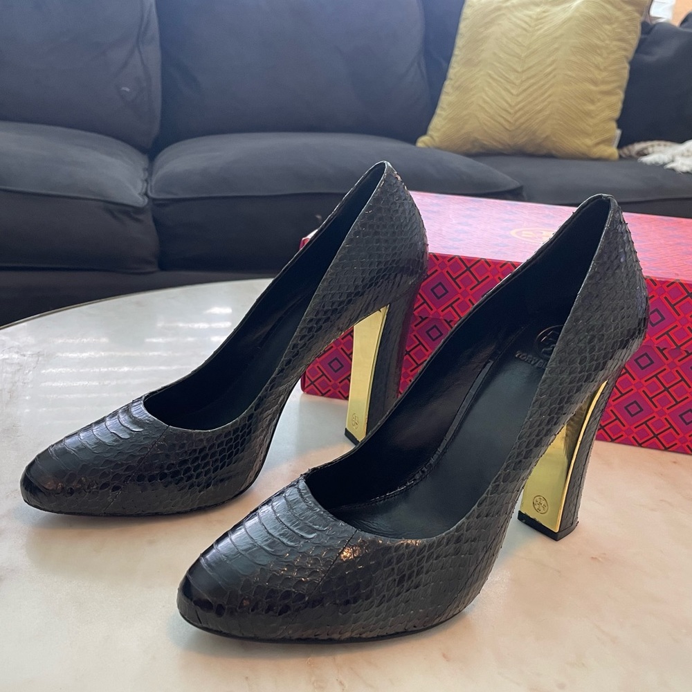 Tory Burch Black Snakeskin Pumps—size 9